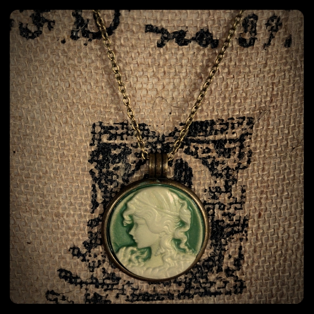 💚 Bronze Antique-Style Fashion Cameo Necklace 💚